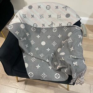 Louis Vuitton Reversible Giant Two-Tone Gray Monogram Scarf/Shawl